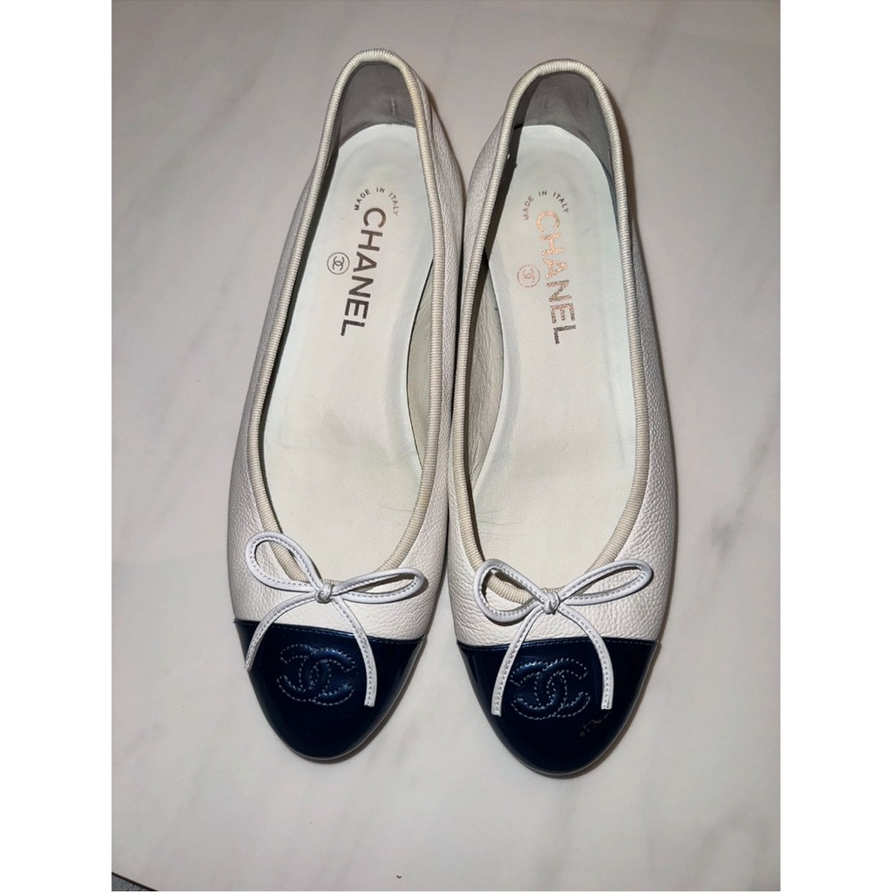 CHANEL Two-Tone White and Black Flats - Picture 3 of 11